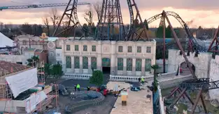 Photo de la construction de la gare de la nouvelle attraction, le Voltron Nevera